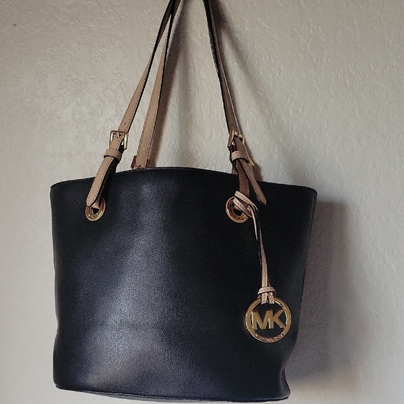 Michael Kors Black and Tan Leather Tote Elegant Design - Picture 2 of 9